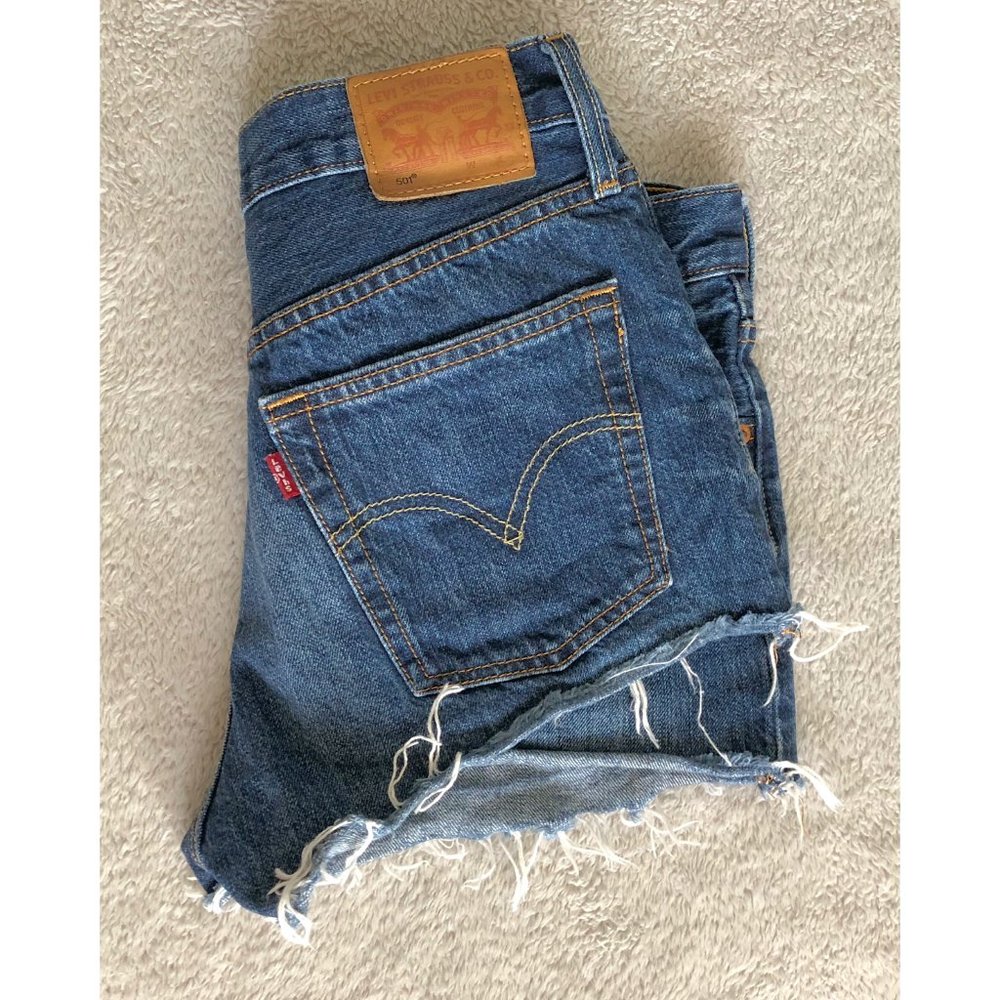 Levi’s jean shorts! 💙💙💙